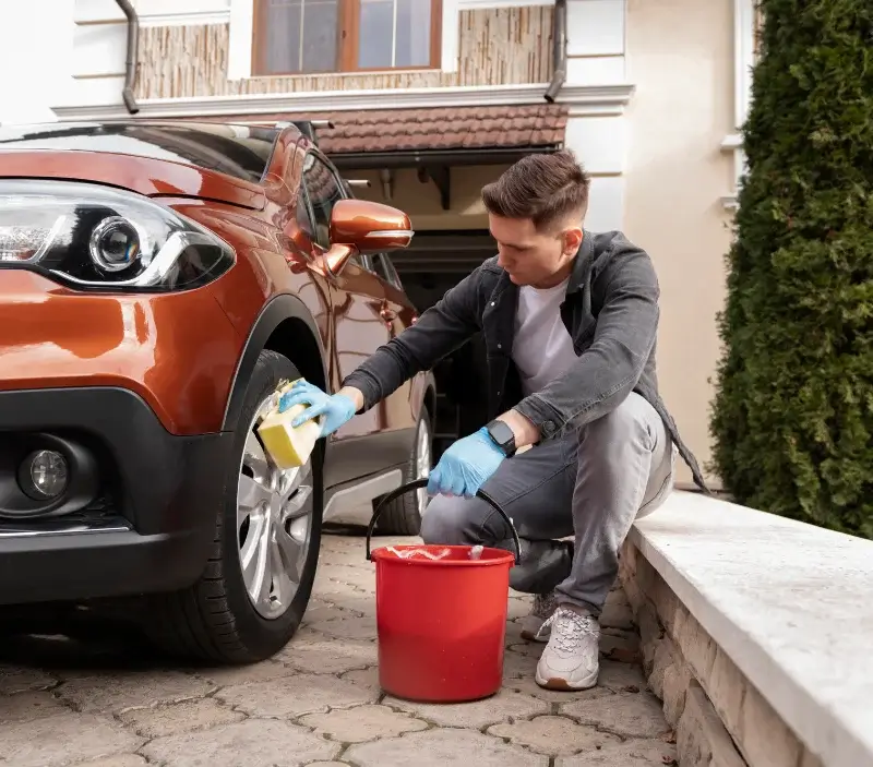 Lavage auto à domicile Sigogne : professionnel intervenant sur un véhicule